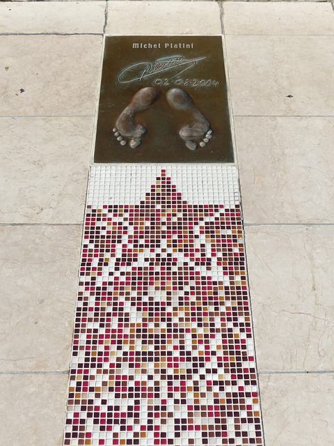 不僅僅是對 不僅僅是對